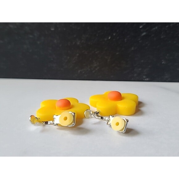 Daisy Flower Shaped Plastic Dangling Clip-on Earrings Vintage Costume Jewelry - Picture 7 of 10